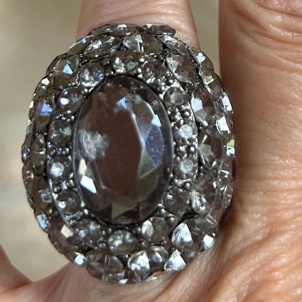 Fashion statement ring; stretchy ring band